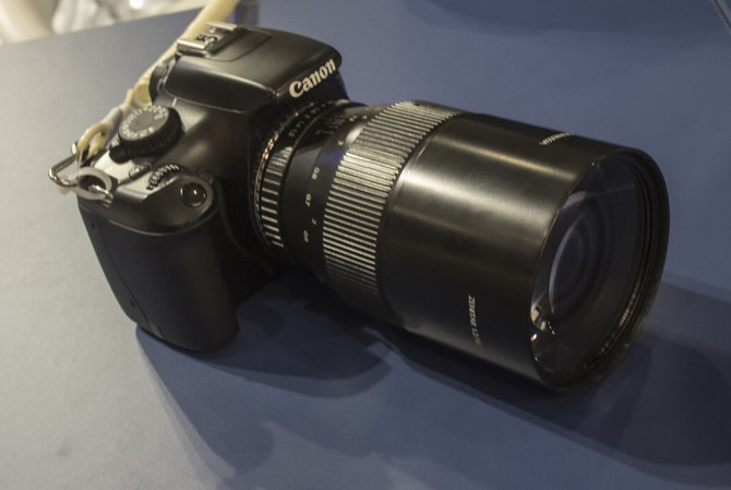 Zenitar 50mm f/1.2. Ống kính Zenitar 50mm f/1.2 được thiết kế cho dòng máy ảnh Full-Frame. Điểm khác biệt ở đây là nó có kích thước rất lớn, khác hoàn toàn với những ống kính tiêu cự 50mm thông thường.