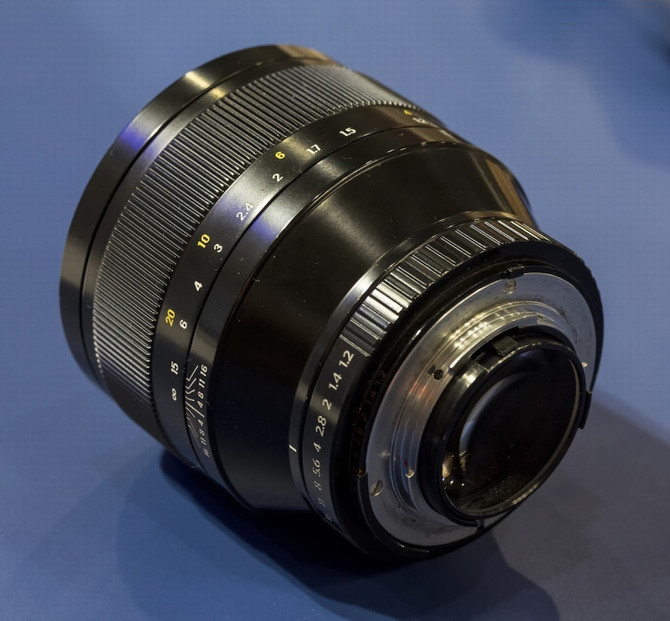 Zenitar 85mm f/1.2. Cái tên cuối cùng là chiếc Zenitar 85mm f/1.2, cũng được thiết kế cho dòng máy ảnh Full-Frame. Ống kính có cấu tạo gồm 9 thấu kính được chia làm 7 nhóm, đường kính filter 82mm. Ống kính Zenitar 85mm f/1.2 dự kiến sẽ ra mắt vào năm 2017 với mức giá 500 USD (khoảng 11 triệu đồng).