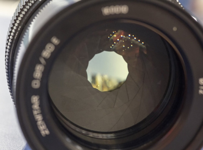 ụ thể, thương hiệu Zenit đã chính thức công bố bộ 3 ống kính "siêu nhanh" KMZ/Zenit gồm: Zenitar 50mm f/0.95, 50mm f/1.2, và 85mm f/1.2.Mặc dù vẫn chưa tiết lộ nhiều về các thông số, nhưng có vẻ như các ống kính mới của Zenit sẽ không hỗ trợ khả năng lấy nét tự động. Hãy cùng điểm qua một vài tính năng cơ bản được trang Petapixel tổng hợp: