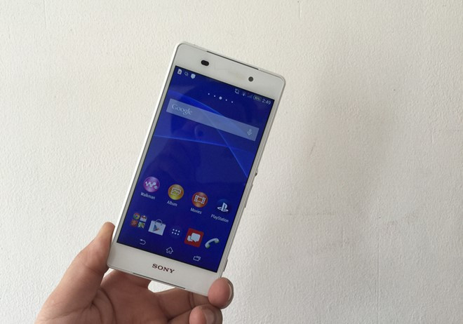 Sony Xperia Z3v. Sony Xperia Z3v được xem là phiên bản có vỏ Z2, lõi Z3, mang đến nội lực tương tự sản phẩm Z3 với Qualcomm Snapdragon 801, Quad-core xung nhịp 2,5 GHz, RAM 3 GB, hỗ trợ thẻ nhớ 128 GB, chạy trên Android 5.1 Lollipop. Ngoài hỗ trợ màn hình Full HD 5,2 inch sắc nét, Sony Xpeira Z3v còn mang đến camera ấn tượng 20,7 MP với nhiều tùy chỉnh, hỗ trợ NFC giúp kết nối máy tính dễ dàng như một chiếc USB. Máy có pin 3.200 mAh, camera trước 2,2 MP.