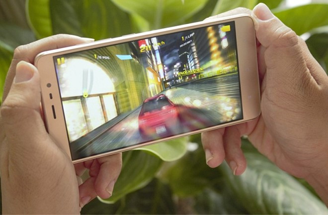 Xiaomi Redmi Note 3. Smartphone màn hình lớn cho hiển thị sắc nét, cấu hình vượt trội trong tầm giá trung bình là những yếu tố giúp Xiaomi Redmi Note 3 ghi điểm. Máy mang đến vi xử lý Helio X10 2.0 Ghz, đồ họa PowerVR G6200, RAM 3 GB, bộ nhớ trong 32 GB, chạy trên Android 5.0.2 khi ra mắt. Ngoài màn hình Full HD 5,5 inch, Xiaomi Redmi Note 3 còn tạo dấu ấn với thiết kế kim loại nguyên khối tích hợp cảm biến vân tay 0,3 giây, cùng pin 4.000 mAh, tính năng 2 sim, hỗ trợ kết nối 4G LTE.