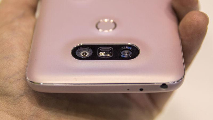 Sau đây là một số hình ảnh chụp từ hai camera sau của LG G5, trong mỗi cặp ảnh thi ảnh phía trên là ảnh chụp từ camera 16MP và ảnh dưới là chụp từ camera góc rộng 8MP. Nhìn chung, ảnh chụp từ camera chính có độ chi tiết cao hơn, cân bằng trắng tốt nên màu sắc lên chuẩn và ấm hơn. Ở môi trường thiếu sáng, nước ảnh của camera chính cũng cân bằng và ấm hơn. Tuy vậy, góc rộng giúp camera 8MP ra được những bấm ảnh hơi méo, trông nghệ thuật hơn trong một số trường hợp, nhất là ảnh chụp phong cảnh hoặc bên trong các căn phòng.