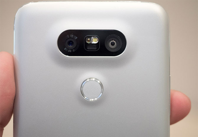 LG G5 dự kiến sẽ bán ra thị trường Việt Nam trong tháng Tư này nhưng LG hiện chưa chính thức xác nhận hãng sẽ bán phiên bản dùng chip Snapdragon 820 cao cấp hay bản Snapdragon 652 cấp thấp hơn. Sản phẩm chúng tôi sử dụng trong bài viết này là hàng xách tay (phiên bản Snapdragon 820) được lấy từ hệ thống Hoàng Hà Mobile. Theo thông tin từ hệ thống cửa hàng này thì LG G5 chính hãng dự kiến sẽ bán ra vào ngày 25/4 tới với giá 16 triệu đồng và là phiên bản dùng vi xử lý Snapdragon 820.