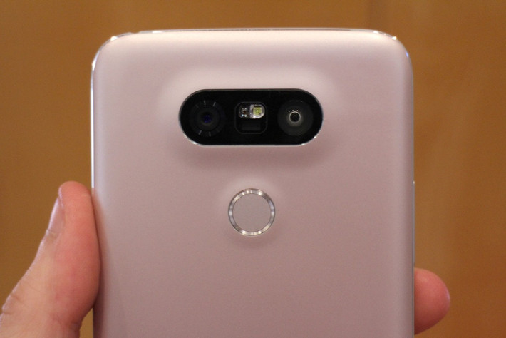 Như chúng ta đã biết, mặt lưng của điện thoại LG G5 có hai camera: một chiếc camera thông thường có độ phân giải 16MP khẩu f/1.8 giống chiếc LG V10 và một chiếc camera 8MP để chụp các hình ảnh góc rộng 135 độ so với các camera bình thường khác góc chụp chỉ khoảng 75 độ.