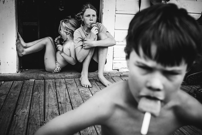 Sau nhiều năm xa quê hương, Boon quyết định đưa cả 4 con nhỏ về vùng nông thôn, để chúng lớn lên trong môi trường tự nhiên, cách biệt với cuộc sống hiện đại chỉ toàn máy móc, thiết bị công nghệ.