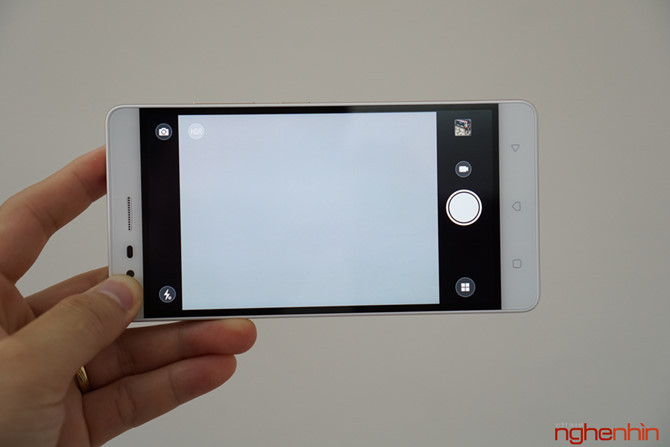 Camera trước 8MP, pin dung lượng 3.500 mAh (cao hơn 3300mAh của A7010).