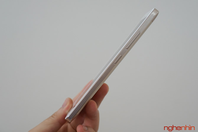 K5 Note sở hữu lớp vỏ kim loại nguyên khối với mặt lưng mềm mại vê cong các cạnh, 4 góc bo tròn.