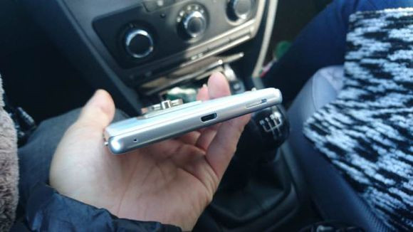 Ảnh cũng cho thấy điện thoại Sony Xperia C6 sẽ có màn hình kích thước rất lớn, lên tới 6 inch, viền màn hình mỏng, camera kích thước lớn.
