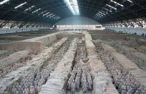 2. Đội quân đất nung: Đây là lăng mộ của Tần Thủy Hoàng, Hoàng đế đầu tiên của triều đại nhà Tần, người đã đánh bại tất cả các nước khác và thống nhất Trung Quốc. Ngôi mộ của Hoàng đế không được khai quật nhưng khu vực quân đội đất nung được chôn gần đó đã trở thành điểm đến hàng đầu tại Trung Quốc. Người ta ước tính trong ba hố chứa có hơn 8.000 binh sĩ, 130 xe ngựa vơi 520 con ngựa và 150 kỵ binh ngựa, phần lớn trong số đó vẫn đang bị chôn vùi. Mỗi chiến binh mang một khuôn mặt và người ta suy đoán đó là dựa vào những khuôn mặt của người còn sống.