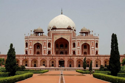 8. Lăng mộ Humayun ở Delhi, Ấn Độ: Lăng mộ của Hoàng đế Humayun của vương triều Mughal được xây dựng bởi người vợ của ngài vào năm 1562 sau Công nguyên. Đây là lăng mộ đầu tiên ở Ấn Độ và là tiền đề cho các kiến trúc Mughal tiếp sau. Tọa lạc tại Delhi, công trình cao 47m này lấy cảm hứng từ kiến trúc Ba Tư. Mái vòm phía ngoài lát bằng đá cẩm thạch trắng trong khi phần còn lại của lăng mộ được xây bằng đá sa thạch đỏ. Lăng mộ này phải mất hơn 8 năm để hoàn thành và nó được bao quanh bởi một khu vườn 30 mẫu theo phong cách Ba Tư.