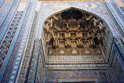 3. Shah-i-Zinda ở Uzberkistan: Đây là công trình có lối kiến trúc phức tạp kết nối bằng các mái vòm. Công trình được bắt đầu xây dựng vào thế kỷ 11-12 và hầu hết hoàn thành vào thế kỷ 14-15. Shah-i-Zinda có nghĩa là “vị vua sống” dựa theo truyền thuyết về Kusam ibn Abbas, người anh em họ của nhà tiên tri Muhammad. Theo truyền thuyết, ông bị chặt đầu nhưng lại đứng lên cầm đầu và đi xuống giếng sâu (Garden of Paradise), nơi người ta tin ông vẫn còn sống cho đến nay.