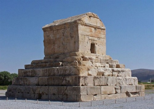 9. Lăng mộ của Cyrus Đại đế ở Iran: Cyrus Đại đế là người đã sáng lập và cai trị Đế quốc Ba Tư rộng lớn trong thế kỷ thứ 6 trước Công nguyên. Lăng mộ của ông là tượng đài quan trọng nhất ở Pasargadae, kinh đô xưa của Ba Tư, hiện tại là Iran. Khi Alexander cướp bóc và tàn phá Persepolis, ông đã tới lăng mộ của Cyrus và vào bên trong. Onong tìm thấy một chiếc giường, một bộ bàn với đồ đựng nước, một chiếc quan tài bằng vàng cùng với một số đồ trang sức gắn đá quý. Trên lăng mộ còn có một dòng chữ: “Hỡi người viếng thăm, ta là Cyrus, người trị vì đế chế Ba Tư và là Đức vua của châu Á”. Thật không may là hiện tại không còn chút dấu vết nào của dòng chữ này ở lăng mộ.