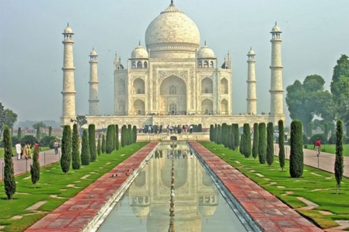 1. Taj Mahal ở Agra, Ấn Độ: Đây là một lăng mộ bí ẩn vĩ đại được lát bằng đá cẩm thạch trắng, được xây dựng từ 1632-1653 theo lệnh của Hoàng đế triều Mughal, Shah Jahan, để tưởng nhớ người vợ ông yêu mến. Taj Mahal là một trong những ngôi đền được bảo quản tốt nhất và có kiến trúc đẹp nhất thế giới, một trong những kiệt tác của kiến trúc Mughal và là một kỳ quan tuyệt vời của Ấn Độ. Ngoài lăng mộ bằng đá cẩm thạch trắng với mái vòm tuyệt đẹp, nơi đây còn nổi tiếng với nhiều khu vườn, tòa nhà đẹp mắt với hồ nước lấp lánh.