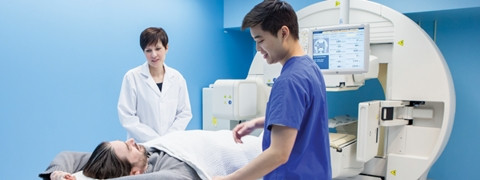 Chuyên viên công nghệ y khoa hạt nhân. 71.000 USD/ năm. Một nghề nghiệp nữa liên quan đến lĩnh vực y khoa. Đây là người sẽ mang đến cho bạn những chẩn đoán về các chất hóa học mà bạn không may "nạp" vào cơ thể