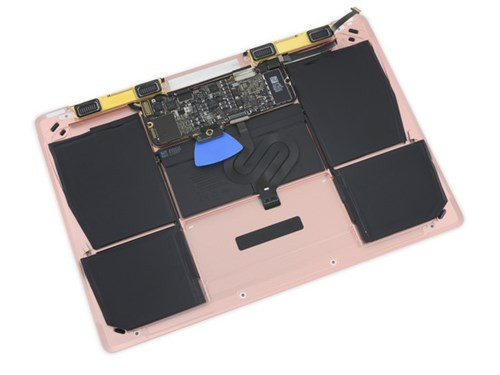 Theo phát hiện từ các “chuyên gia phẫu thuật” phần cứng tài tình của iFixit, so với phiên bản của năm 2015, mặt dưới của chiếc MacBook Retina 2016 đã được thay thế loại ốc vít thân thiện hơn. Tuy nhiên, quá trình khám phá nội thất lại cho thấy một chi tiết khá kinh khủng - đó chính là MacBook Retina 2016 có thiết kế rất khó sửa chữa.