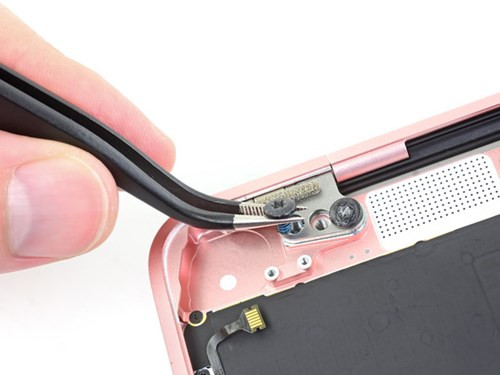Tuy nhiên, chi tiết cập nâng cấp cứng đáng chú ý chính là MacBook Retina 2016 đã được “lên đời” bằng bộ xử lý Intel Core M thế hệ thứ 6 mới nhất, vốn tích hợp đồ họa Intel HD 515 tiết kiệm năng lượng tốt hơn, RAM băng thông đạt mức 1.866MHz.