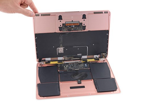 Apple MacBook Retina 2016 là chiếc máy tính xách tay phiên bản mới nhất vừa được Apple ra mắt gần đây như là một bản nâng cấp từ chiếc MacBook 12 inch mà hãng này từng giới thiệu hồi năm 2015. Nếu là fan Apple, người dùng hẳn sẽ nhận ra thiết kế của chiếc MacBook Retina 2016 về cơ bản cũng không mấy khác biệt so với phiên bản của năm 2015.