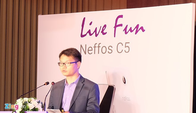 Sáng nay, thương hiệu TP-Link công bố dòng smartphone mới của họ với tên gọi điện thoại Neffos C5 Series. Theo ông Robert Hu, Giám đốc khu vực châu Á và Trung Đông của TP-Link, đây sẽ là sản phẩm hoàn thiện hệ sinh thái của họ, vốn trước giờ tập trung vào các giải pháp Wi-Fi và SmartHome.