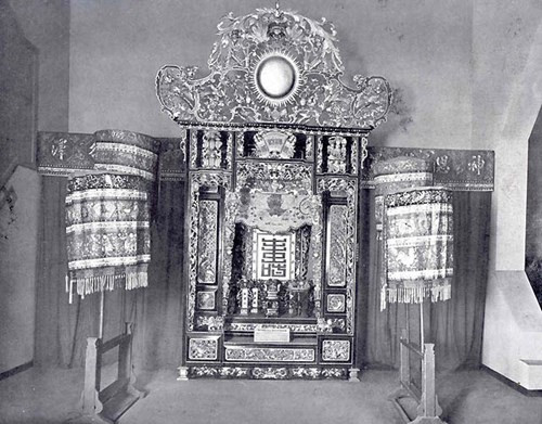 Bàn thờ gia tiên được trưng bày bên trong tòa nhà triển lãm.
