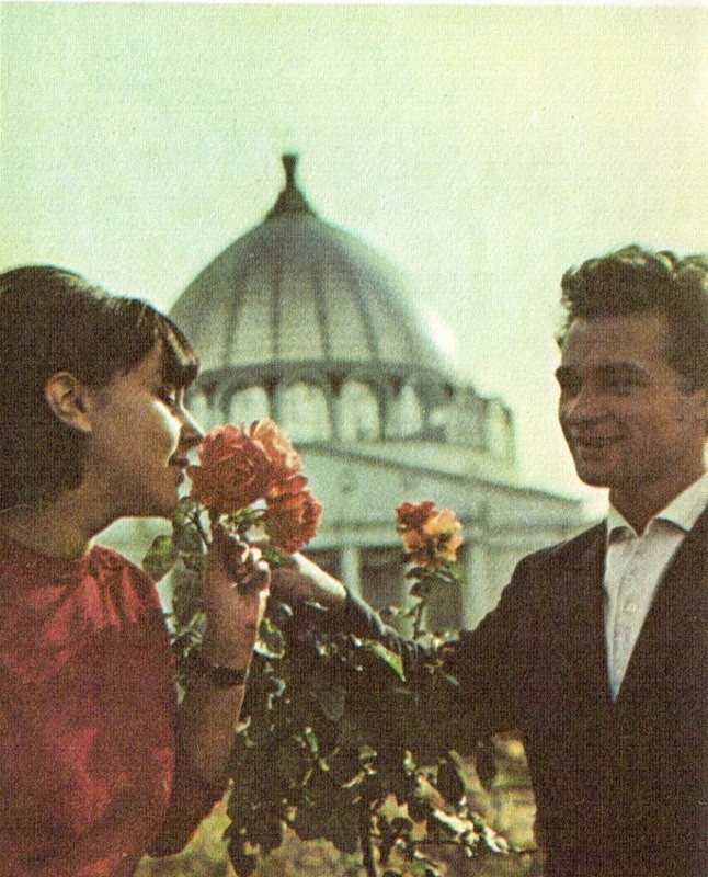 Cặp đôi tại một công viên ở Moscow. Ảnh: Murray Howe.