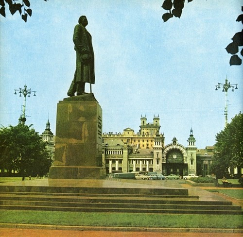 Tượng đài A. Gorky phía ngoài nhà ga Belorussky. Ảnh: Murray Howe.