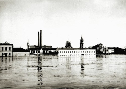Hoạt động của các nhà máy, công xưởng nằm hai bên bờ sông Moscow đã bị gián đoạn trong nhiều ngày. Ảnh: Livejournal.