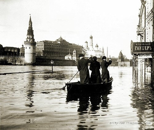 Do nằm cạnh sông Moscow, điện Kremly - trung tâm quyền lực của đế chế Nga - cùng bị ảnh hưởng bởi nước lụt. Ảnh: Livejournal.
