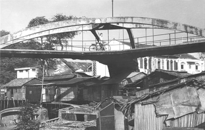Sau gần một thế kỷ tồn tại, cầu Ba Cẳng đã xuống cấp nặng nề và bị sập vào năm 1990. Từ đó, một hình ảnh quen thuộc của Sài Gòn xưa đã vĩnh viễn biến mất. Ảnh: Flickr.