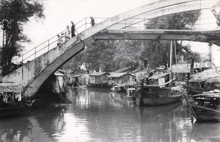 Trước 1975, tên cầu còn được lưu truyền cùng hỗn danh "dân chơi cầu Ba Cẳng", gắn với những câu chuyện thú vị về giới giang hồ Sài Gòn. Ảnh: Flickr.