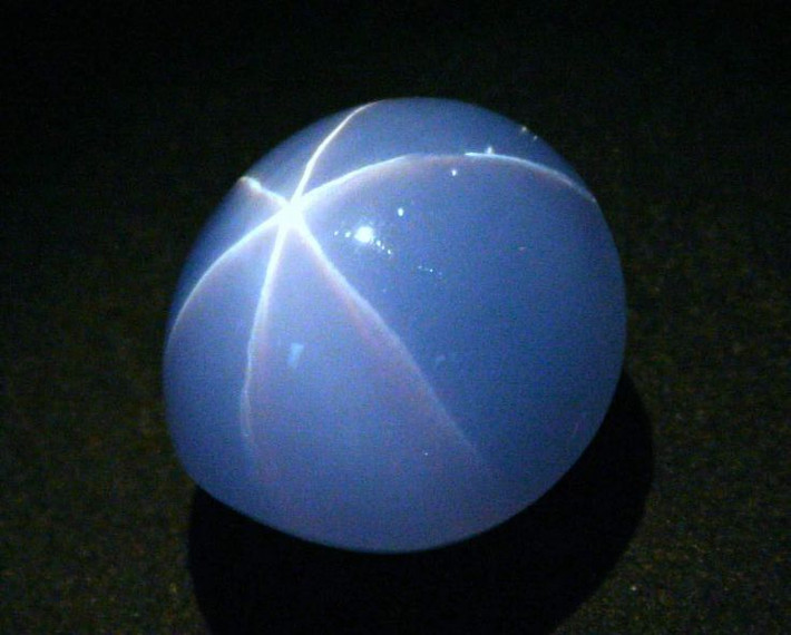 Nổi tiếng nhờ hiệu ứng sao kép hiếm gặp. Hiệu ứng sao (asterism) xuất hiện trên cả hai mặt của viên sapphire, điều cực kỳ hiếm gặp đối với đá quý, góp phần tạo nên vẻ huyền bí của nó. Ảnh: Pinterest.