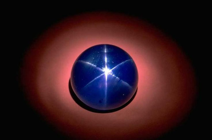 Viên đá quý này có tuổi đời hơn 2 tỷ năm. Viên sapphire “Ngôi sao Ấn Độ” (Star of India) được hình thành cách đây khoảng 2 tỷ năm, khiến nó không chỉ quý giá về vật chất mà còn mang giá trị lịch sử địa chất vô cùng to lớn. Ảnh: Pinterest.