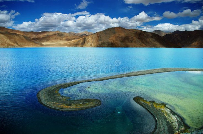 1. Vị trí địa lý đặc biệt. Hồ Pangong dài khoảng 134 km với gần một phần ba diện tích thuộc về Ấn Độ và phần còn lại thuộc Trung Quốc. Ảnh: Pinterest.