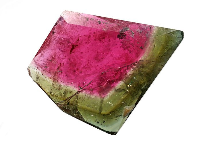 1. Tourmaline dưa hấu có ba màu sắc tự nhiên. Loại đá này có sự kết hợp giữa màu hồng, xanh lá và đôi khi là trắng, tạo nên hiệu ứng giống như ruột, vỏ và cùi của một quả dưa hấu. Sự chuyển đổi màu sắc này là hoàn toàn tự nhiên, không qua xử lý nhân tạo. Ảnh: Pinterest.