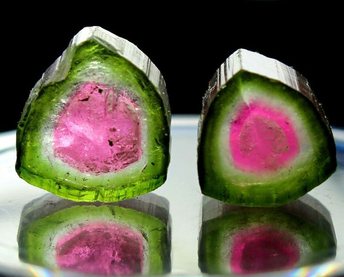 5. Nó có khả năng phát ra điện khi chịu áp lực. Tourmaline, bao gồm cả Tourmaline dưa hấu, có tính chất áp điện, nghĩa là nó có thể tạo ra điện khi bị nén hoặc nung nóng, khiến nó trở thành một loại khoáng chất đặc biệt trong cả khoa học và trang sức. Ảnh: Pinterest.