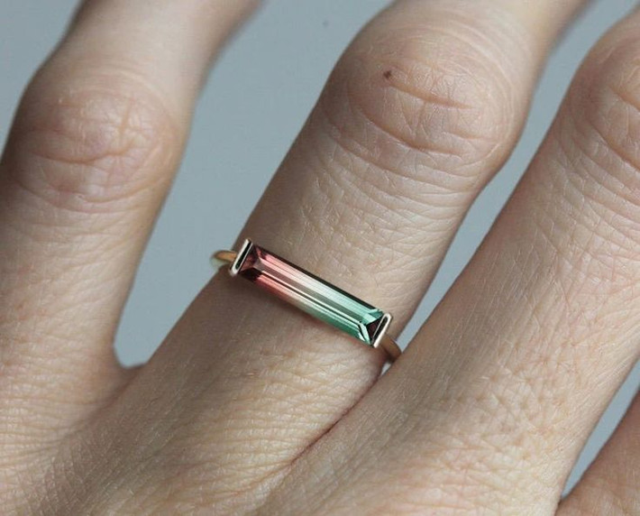 8. Được cho là mang lại năng lượng tích cực. Theo phong thủy, Tourmaline dưa hấu giúp cân bằng cảm xúc, giảm căng thẳng và mang lại sự bình yên cho tâm hồn. Nó được xem là viên đá của tình yêu và lòng trắc ẩn. Ảnh: Pinterest.