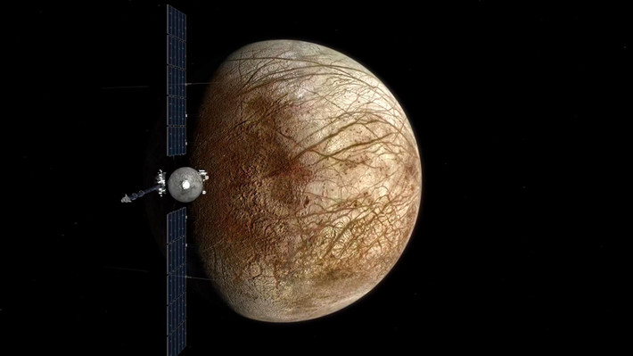 7. Tàu vũ trụ Galileo đã cung cấp nhiều dữ liệu quý giá. Trong thập niên 1990, tàu Galileo của NASA đã bay qua Europa nhiều lần, giúp khám phá tiềm năng có đại dương và phân tích thành phần hóa học của bề mặt. Ảnh: Pinterest.