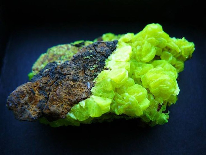 4. Được sử dụng làm nguồn uranium trong quá khứ. Trước khi các phương pháp khai thác hiện đại phát triển, Autunite từng là một trong những nguồn cung cấp uranium để sản xuất nhiên liệu hạt nhân và nghiên cứu khoa học. Ảnh: Pinterest.
