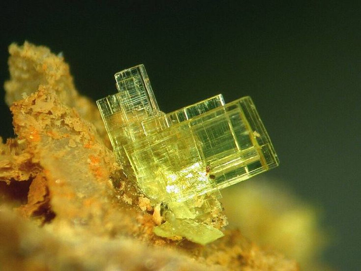 7. Được tìm thấy ở nhiều quốc gia trên thế giới. Các mỏ Autunite được tìm thấy ở nhiều nơi như Pháp, Mỹ, Nga, Bồ Đào Nha và Brazil. Mỗi khu vực có thể cung cấp những mẫu vật có sắc độ khác nhau. Ảnh: Pinterest.