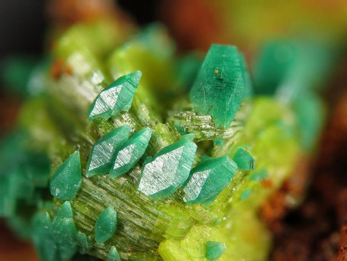 3. Chứa uranium và có tính phóng xạ. Autunite là một trong những khoáng vật giàu uranium, với hàm lượng uranium có thể lên đến 48%. Do đó, nó có tính phóng xạ cao và cần được bảo quản cẩn thận để bảo đảm an toàn phóng xạ. Ảnh: Pinterest.