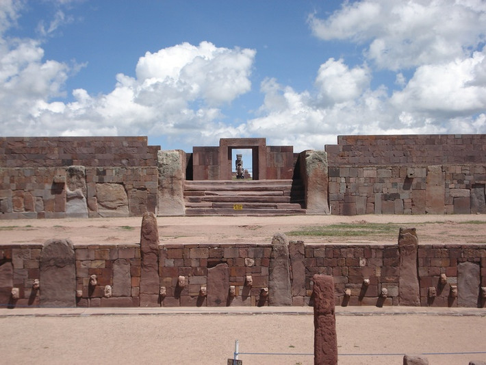 Tiahuanaco từng là trung tâm tôn giáo và chính trị lớn. Vào thời kỳ hoàng kim (khoảng 300–1000 SCN), Tiahuanaco là một đô thị sầm uất với kiến trúc hoành tráng và ảnh hưởng mạnh mẽ đến nhiều vùng lân cận ở Andes. Ảnh: Pinterest.