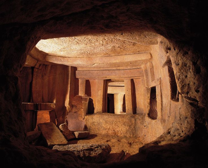 1. Đền Hypogeum là một công trình chạm khắc trong đá. Đền Hypogeum được xây dựng hoàn toàn dưới lòng đất, với các tường đá và phòng ốc được chạm khắc trực tiếp từ đá vôi. Ảnh: Pinterest.
