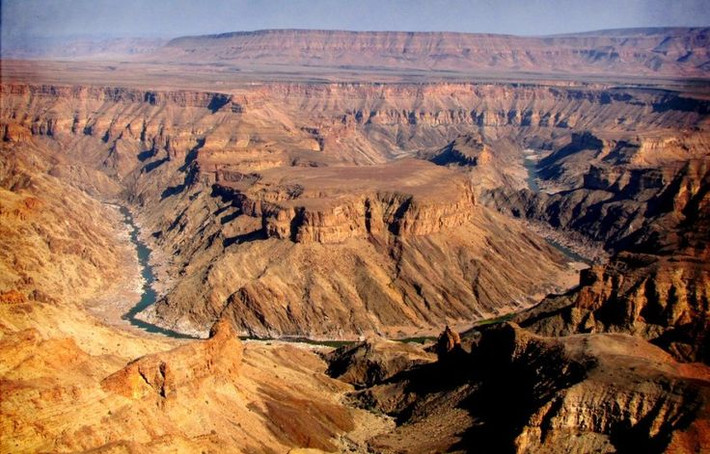 1. Là hẻm núi lớn nhất ở châu Phi. Hẻm núi Fish River dài khoảng 160 km, rộng đến 27 km và sâu tới 550 mét, được coi là hẻm núi lớn nhất lục địa đen. Ảnh: Pinterest.