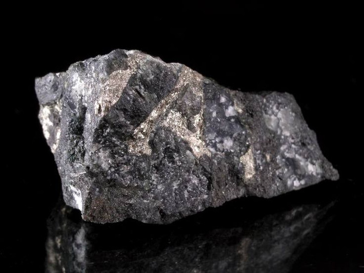6. Giá trị của bạch kim từng vượt xa vàng. Trong nhiều năm, giá bạch kim cao hơn vàng vì độ hiếm và ứng dụng rộng rãi. Dù thị trường có lúc biến động, bạch kim vẫn được xem là biểu tượng của đẳng cấp và giá trị bền vững. Ảnh: Pinterest.