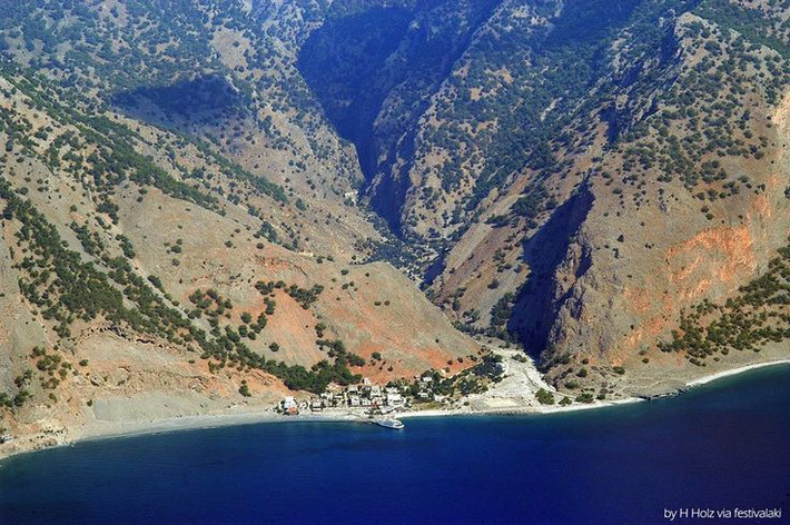 1. Hẻm núi dài nhất châu Âu. Với chiều dài khoảng 16 km, Samaria là hẻm núi dài nhất châu Âu và là một trong những điểm trekking nổi tiếng nhất Hy Lạp. Ảnh: Pinterest.