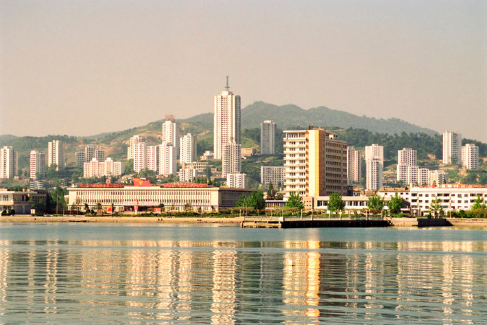 Thành phố Wonsan nhìn từ khu vực cảng Wonsan.
