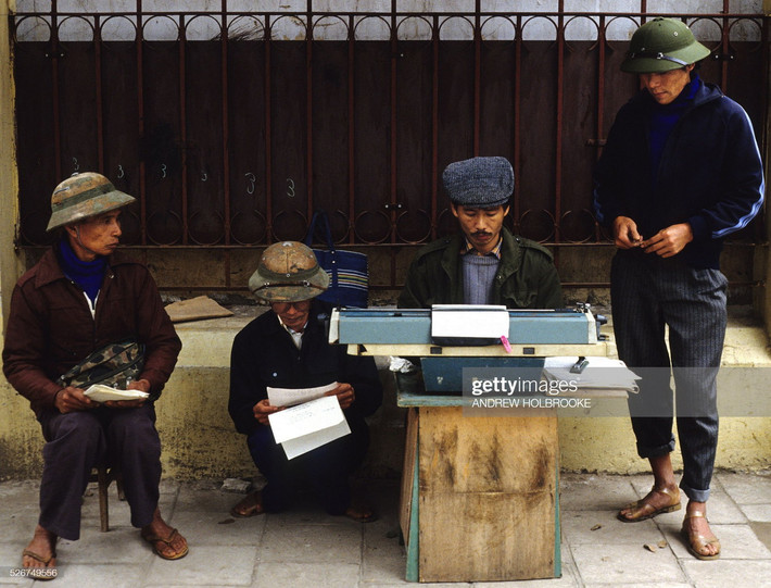 Người đánh máy chữ dạo trên vìa hè Hà Nội năm 1991. Ảnh: Andrew Holbrooke/Corbis via Getty Images.