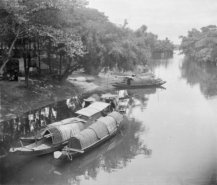 Sông An Cựu ở Huế thập niên 1920. Sông được vua Gia Long cho đào vào năm 1816 nhằm khơi thông sông Hương với sông Đại Giang, nhập vào phá Hà Trung, góp phần thau chua rửa mặn cho cánh đồng Hương Thủy của Huế.