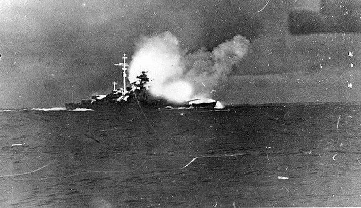Vào ngày 24/5/1941, thiết giáp hạm lớn nhất của quân đội Đức Quốc xã, mang tên Bismarck, đã đánh chìm tuần dương hạm HMS Hood của Anh. Đây là chiến công vang dội nhất của Bismarck trong quãng thời gian tồn tại ngắn ngủi của mình.
