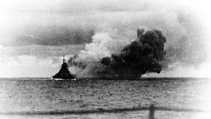 Sau đó, Bismarck tiếp tục đấu pháo dữ dội với thiết giạm hạm HMS Prince of Wales của Anh, làm con tàu nàu hư hại nặng nề và phải rút chạy.