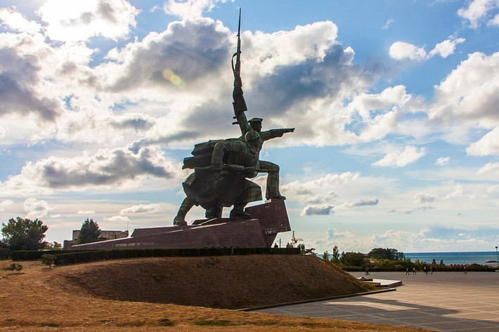 Thành phố Sevastopol. Quân Đức đã bị đẩy lùi trong những nỗ lực đánh chiếm thành phố có ý nghĩa chiến lược Sevastopol và tháng 11-12/1941, và tháng 5-6/1942. Công cuộc bảo vệ Sevastopol đã trở thành một biểu tượng về lòng dũng cảm của nhân dân Xô-viết. Ảnh: Mk.ru.